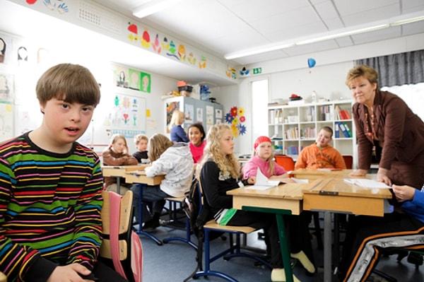 2. Her öğrenciye bireysel bir yaklaşım sunulan Finlandiya eğitim sisteminde, farklı zihinsel ve bedensel becerilere sahip çocuklar bir arada okuyor.