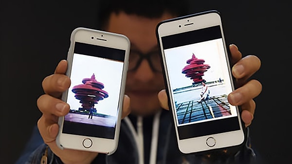 Эта пара в браке вот уже 5 лет, и тут внезапно выясняется, что они запечатлены на двух похожих снимках 18-летней давности.