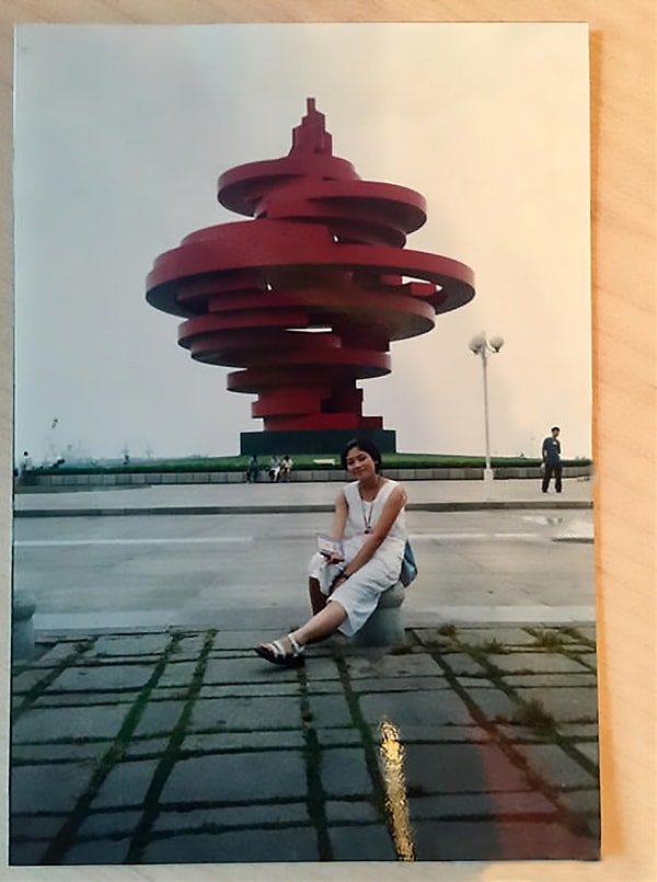 Оба путешествовали с родителями по Китаю и случайно оказались в одном и том же городе у одного и того же памятника.