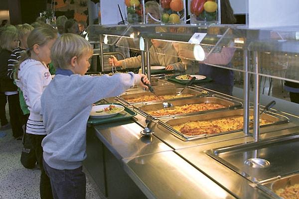 13. Yemek çeşidinin fazla olduğu Finlandiya okullarında, vejeteryan da dahil pek çok seçenek bulunuyor.