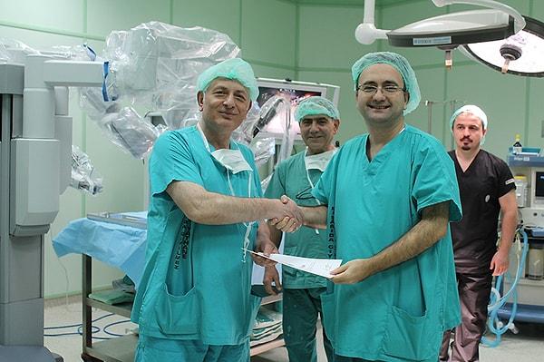 Sağlık Bilimleri Üniversitesi Üroloji Anabilim Dalı Başkanı Prof. Dr. Volkan Tuğcu tarafından geliştirilen ve dünyada ilk kez makat bölgesinden uygulanan "Tuğcu Bakırköy Tekniği" ile ileri evre prostat kanseri olan hastaların lenf düğümleri çıkarıldı.