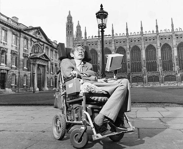 'Words Plus'la ortak olana dek ev bakımında kaldı. Words Plus, o ikonik tekerlekli sandalyeyi ve ses kutusunu yaptı.