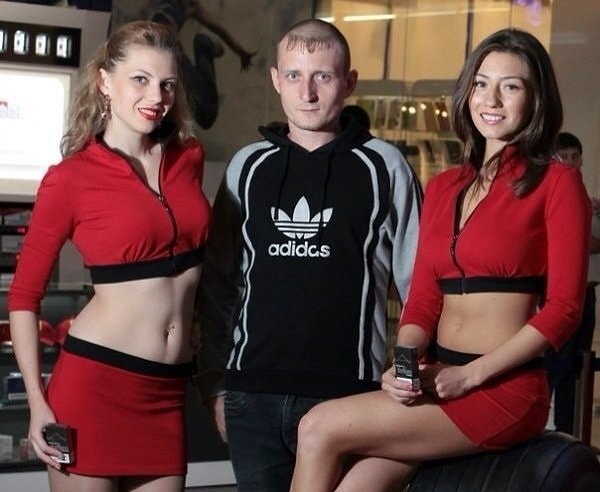 16. Когда сделал "модную" причёску и окружил себя красотой!