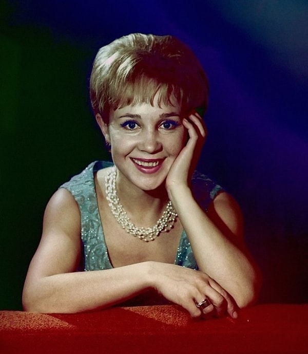 2. А кто эта женщина?