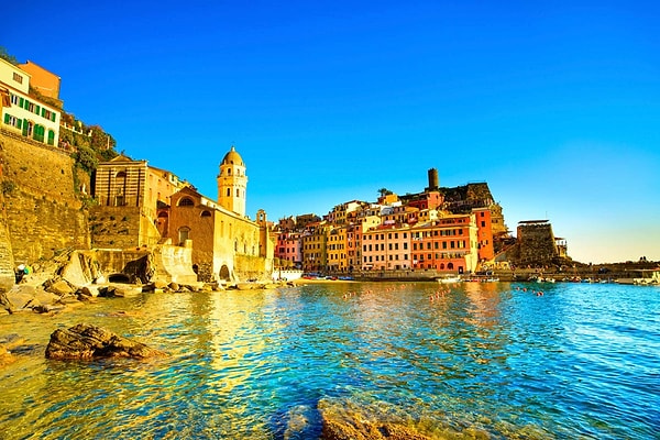 12. В какой стране находится город Генуя?