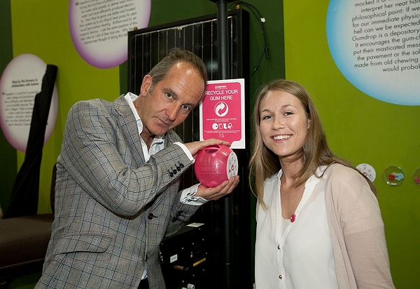 Девушка приступила к эксперименту сначала в собственном университете, а затем и в крупнейшем аэропорту Лондона.