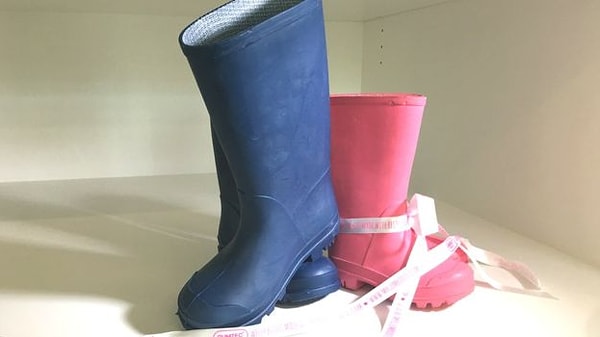 В это сложно поверить, но из таких вот переработанных урн в Великобритании изготавливают резиновые сапоги...