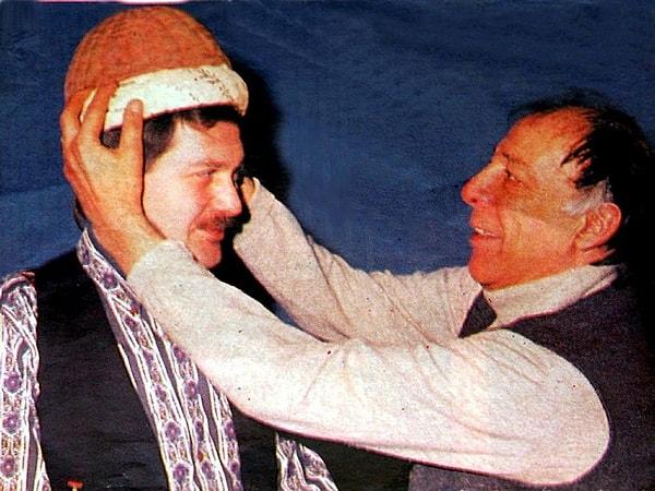Münir Özkul, yeteneğinin bir nişanesi olarak bir meddah geleneği olan kavuğu, 1989 yılında ona veriyor.