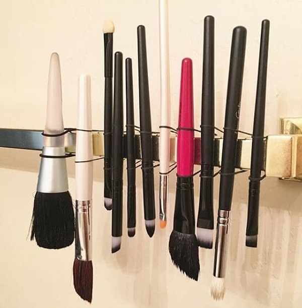 2. Кисти важно не только правильно мыть, но и правильно сушить. Вот так это можно сделать на держателе для полотенца: