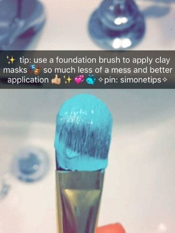 4. Для нанесения маски не обязательно пачкать пальцы, используйте плоскую кисть для нанесения тональной основы: