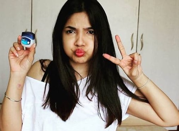 7. Смыть макияж с глаз (а особенно стрелки или смоки) поможет вазилин: