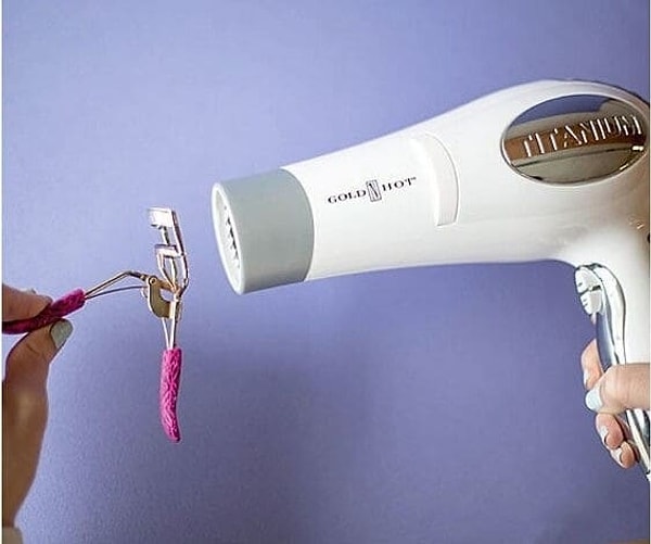 10. Завивка ресниц щипцами станет проще, если вы предварительно нагреете их с помощью фена: