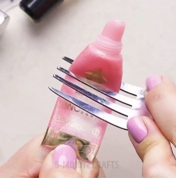 13. Последние "крохи" продукта из тюбика поможет выдавить уже горячо любимая нами вилка: