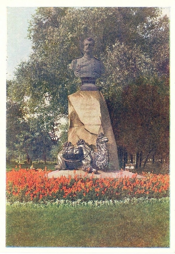 4. Памятник Пржевальскому в Александровском саду: