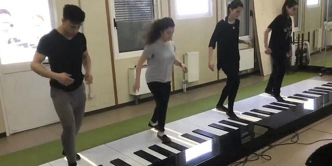 Despacito Şarkısını Ayak Piyanosuyla Dans Ederek Çalan Yetenekli Gençler