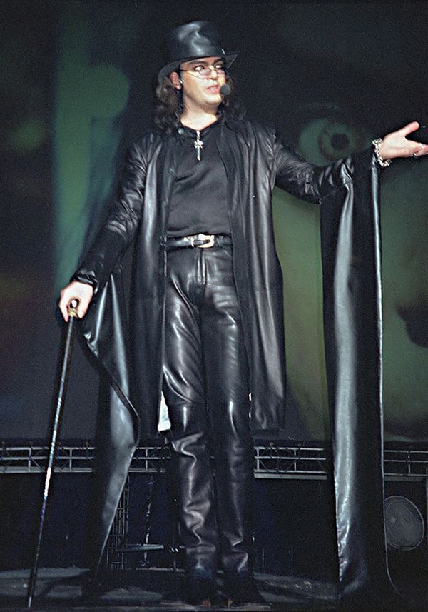 6. Филипп Киркоров гармонично смотрелся бы в роли графа Дракулы.