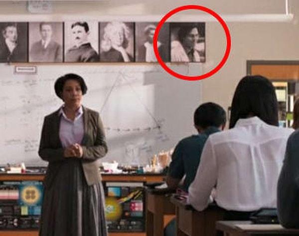 2. 'Spider-Man: Homecoming'de, Peter Parker'ın sınıfında asılı ünlü bilim insanlarının fotoğrafları arasında Bruce Banner var.
