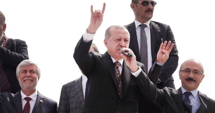 AKP Sözcüsü Ünal'dan, Erdoğan'ın 'Bozkurt' İşaretine Açıklama: 'Rabia'yı Sayıyordu, Kadraja Öyle Girdi'