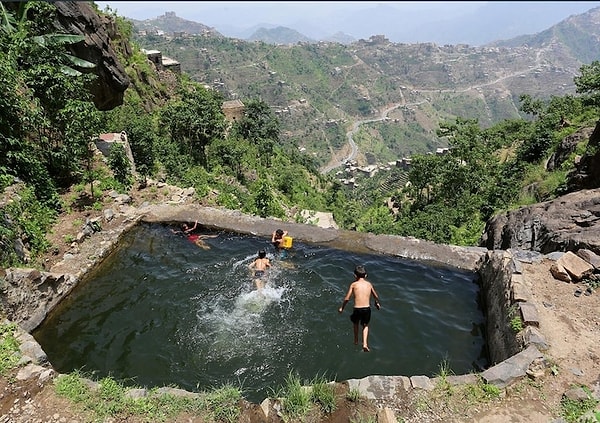 2. А вот такой природный бассейн обнаружен в Йемене...