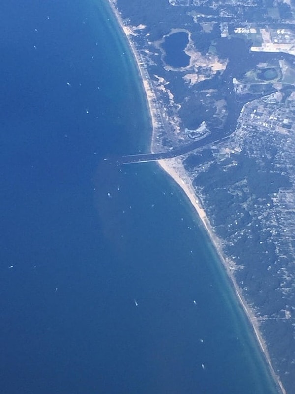 6. И вот что получается, когда загрязнённая река впадает в море!