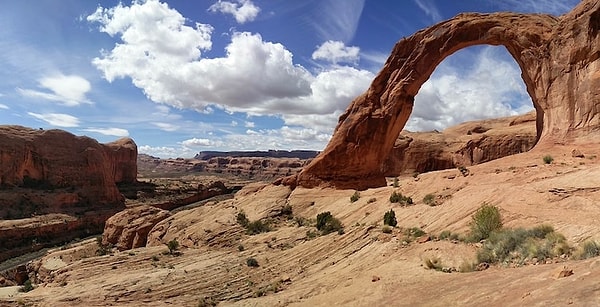 11. Смотря на это фото знаменитой арки "Корона" в Юте (США), можно увидеть 1000 лет всего на одном фото 😱