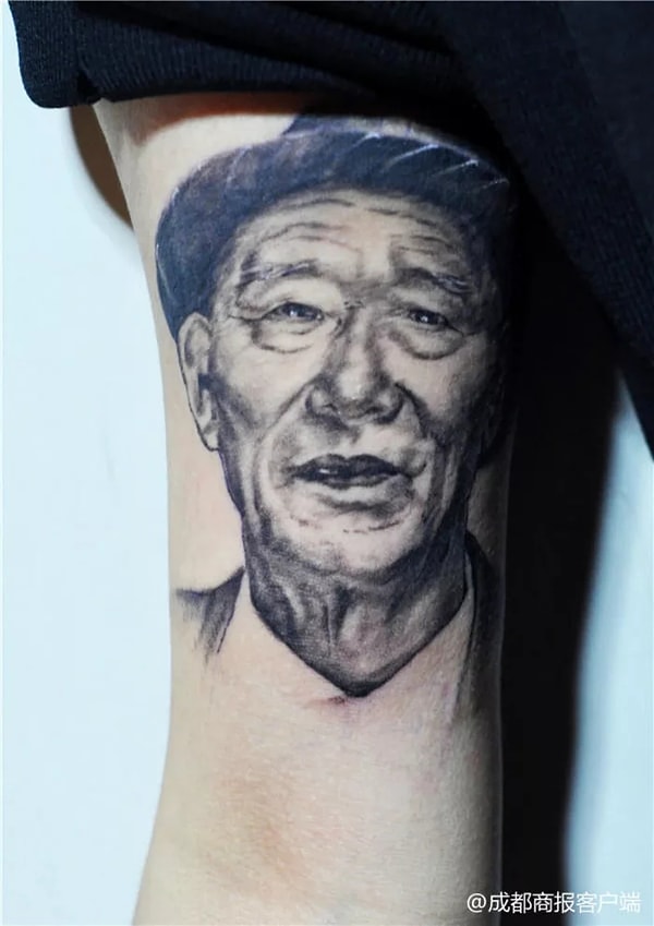 10. Кроме свадебных снимков Фу сделала себе татуировку на руке с фотографией своего деда.