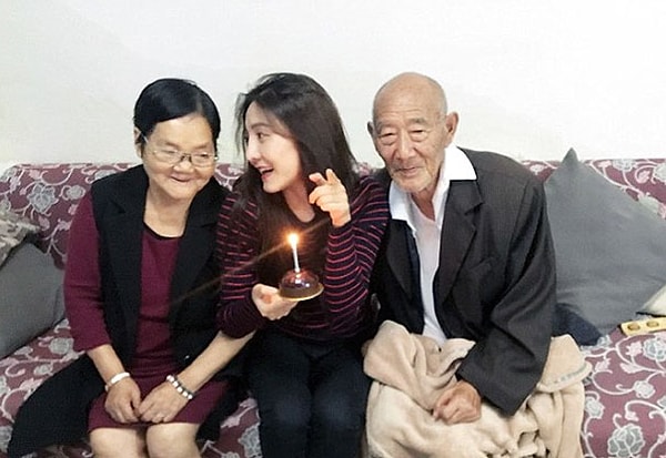 2. Фу воспитывали ее бабушка и дедушка.