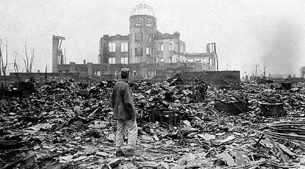 İkinci Dünya Savaşı sürerken, bir sabah Hiroşima radyosundan bir bombardıman uçağının yaklaştığı duyuruldu. Amerika Birleşik Devletleri’nin Enola Gay isimli bu uçağı, tarihin ilk atom bombasını Japonya’nın Hiroşima kentine bıraktı.
