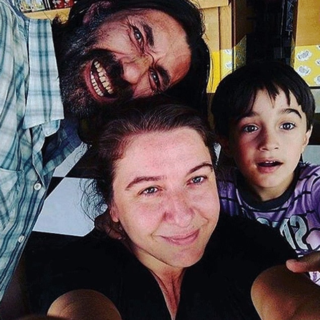 Mesleği gereği hep kötü adam rolünü oynasa da aslında pamuk gibi bir insan. Ailesiyle birlikte İzmir'de yaşayan Nebil Sayın evli ve 2 çocuk sahibi.