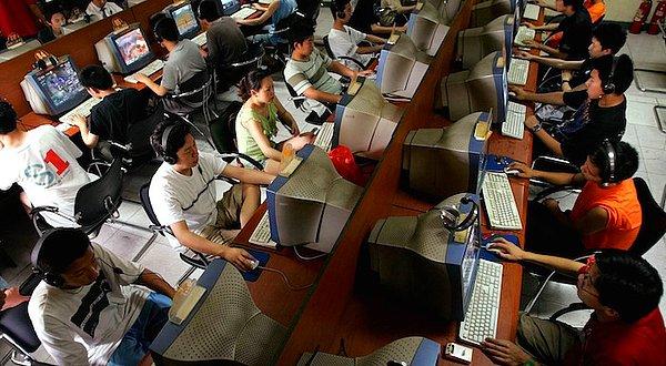 Hükümete bağlı, Çin İnternet Ağları Bilgi Merkezi'ne göre dünyada en çok internet kullanıcısı 772 milyonla Çin'de.