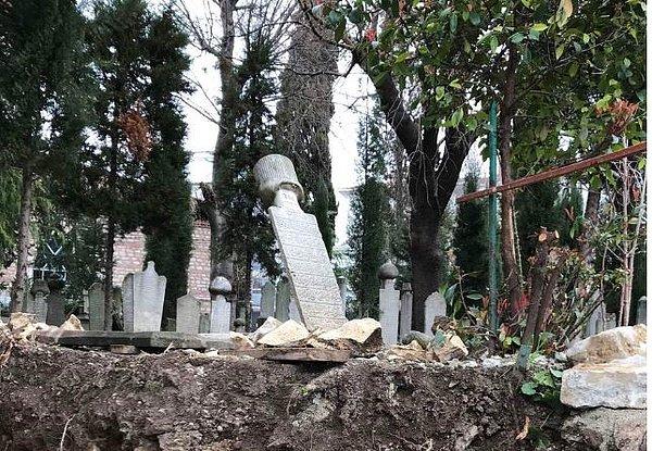 Mezarların bu şekilde tahrip edilmesine duyarsız kalmayan vatandaşlar, fotoğraf çekmek isteyince işçinin tepkisiyle karşılaştı. Vatandaşların şikayetlerinin ardından İstanbul Büyükşehir Belediyesi harekete geçti.