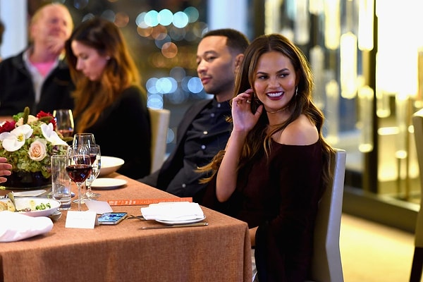 4. Он подарил Крисси Тейген надкусанную еду