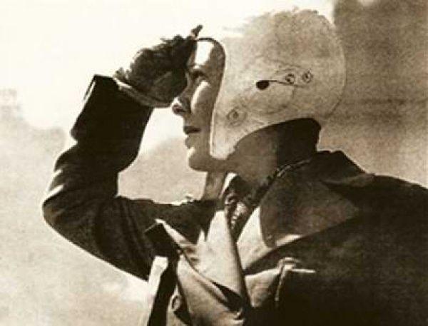 1935 yılı Türkkuşu’nun açılış töreninde planör gösterilerini izlerken Sabiha o anda havacılığın tutkusuna kapıldı. Atatürk'ün desteğiyle Türk Hava Kurumu’nun Türk Kuşu Sivil Havacılık Okulu’na kaydoldu.