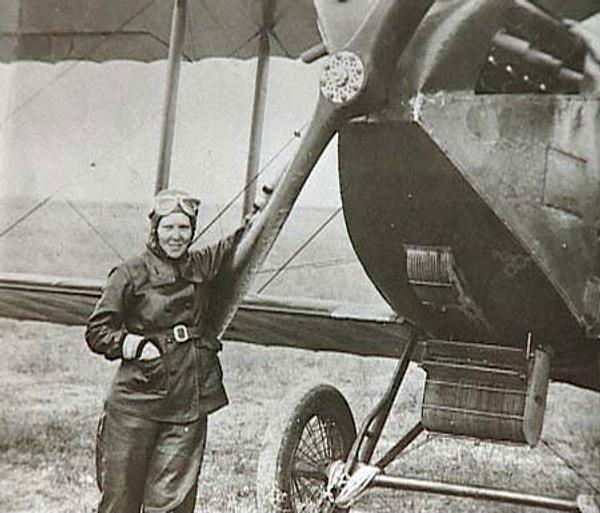 Sabiha Gökçen, artık bir savaş pilotuydu ve şimdi de Atatürk'ün emri ile Hatay sınırında bir kez daha üniformasını giydi.