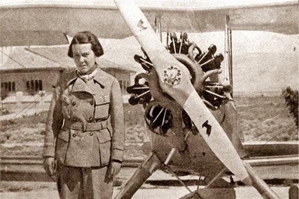 Aynı yıl Atatürk'ün ölümünden sonra Türkkuşu Uçuş Okulu’nda 'başöğretmen' olarak görev almaya başladı. Amacı ise kendi gibi cesur pilotlar yetiştirmekti.