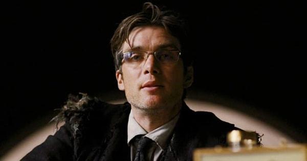 10. Nolan, Cillian Murphy'nin gözlerini o kadar beğendi ki Batman Başlangıç filminde sürekli gözlüklerini çıkarmasını istedi.