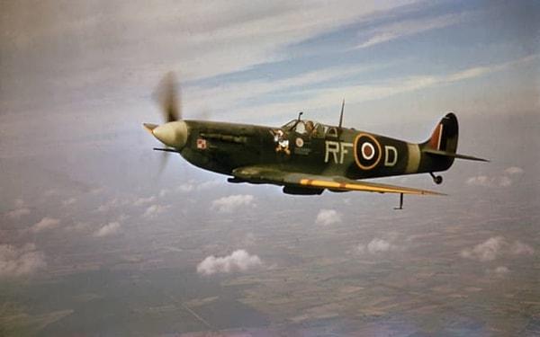 17. Nolan, çekimleri daha gerçekçi yapabilmek için Dunkirk'te görülen Spitfire ile gerçekten uçtu.