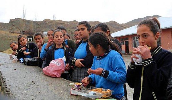 İlçe yetkilileri, yemek ihalesinden sonra çocukların okula kayıt yaptırıldığını ancak bu sıkıntının giderilmesi için çalıştıklarını belirtti.