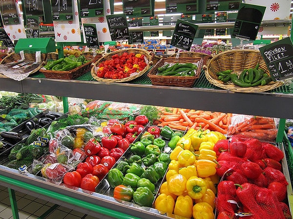 8. Магазинам овощей во Франции запрещено утилизировать продукты. Они должны отдавать их бесплатно, жертвовать на благотворительность или отправлять для переработки на компост.