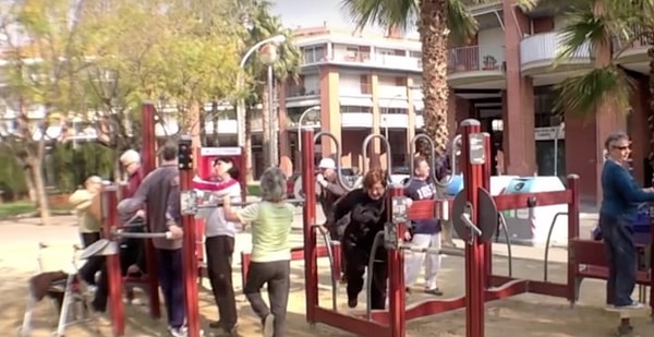 11. В Барселоне (Испания) около 300 площадок отдыха для пожилых людей.