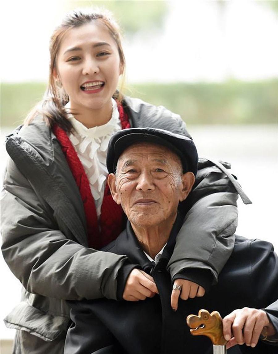 Японская внучка видео. Дедушка китаец. Китаянка и дедушка. Бабушка и дедушка на китайском. Японские бабушка и дедушка.
