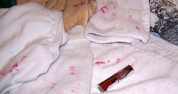 12. Удалит пятна от помады с одежды