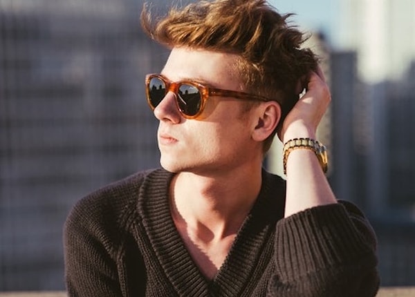 2. Он перестал смотреть в глаза