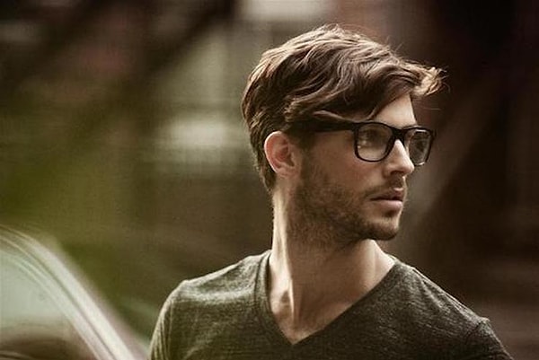 6. Он откровенно заглядывается на других девушек