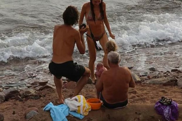 Тот факт, что пуповина ребенка все еще была не отрезанной, указывает на роды матери прямо в море. Однако подтверждения того, что женщина хотела родить именно в морской воде, пока нет.