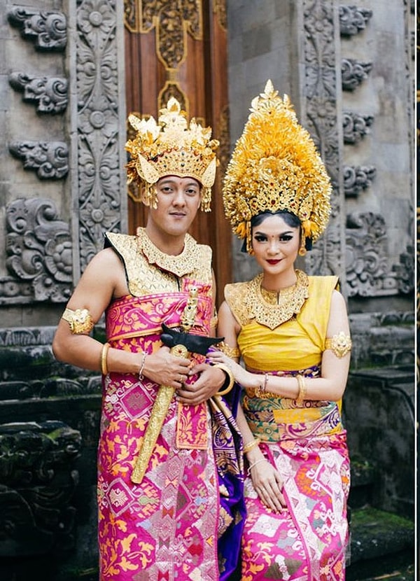 7. Откуда родом эта пара, судя по их национальной одежде?