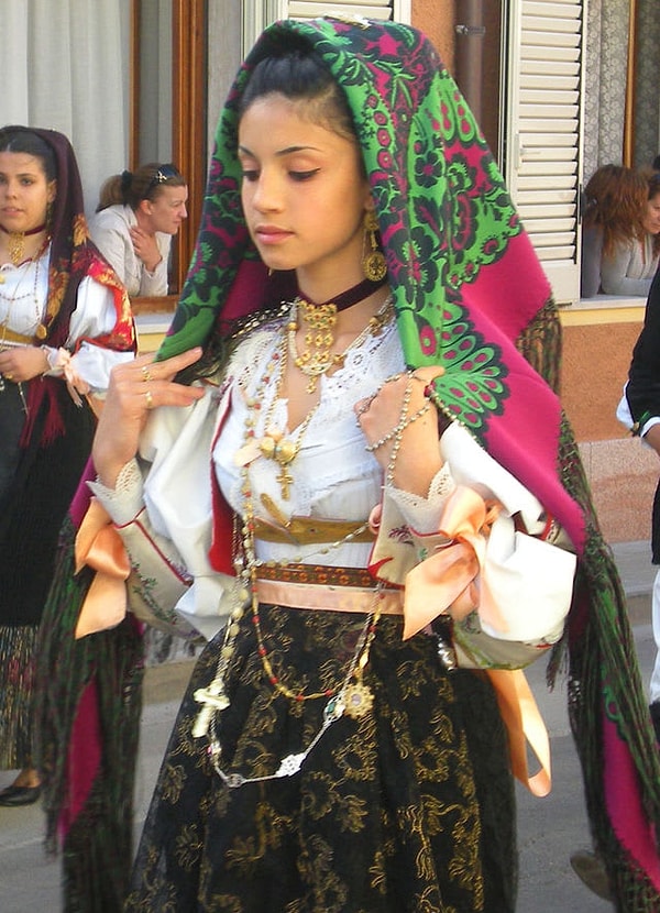 9. Узнаете национальный костюм этой девушки? Какую страну он представляет?