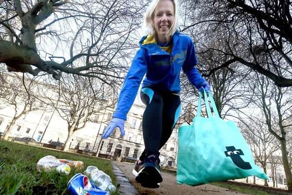 Сам плоггинг при сборе мусора наряду с бегом также предоставляет возможность приседаний и упражнений по аэробике.