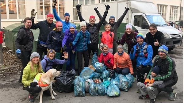 Он создал группы бега и, чтобы убрать город, раздал перчатки, мешки для мусора и спортивную обувь!