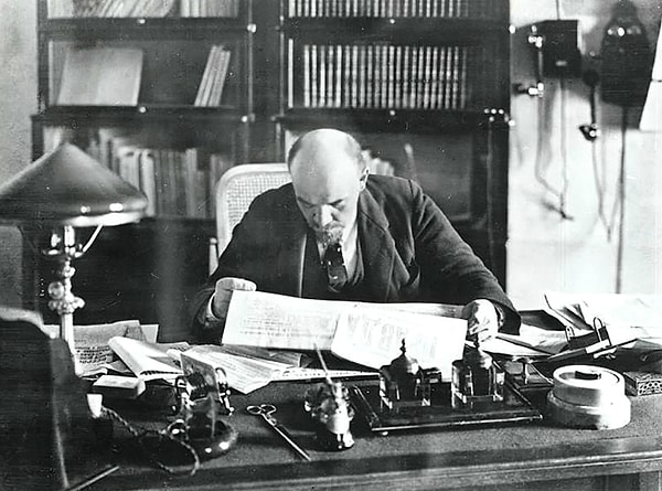 1. 12 марта 1918 года Владимир Бонч-Бруевич - секретарь лидера революции Ленина, вместе с членами правительства подписали окончательный указ о переносе столицы в Москву.